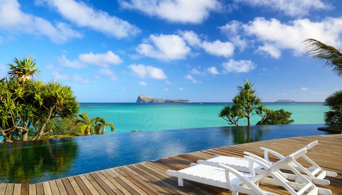 Cadeiras na beira da piscina
